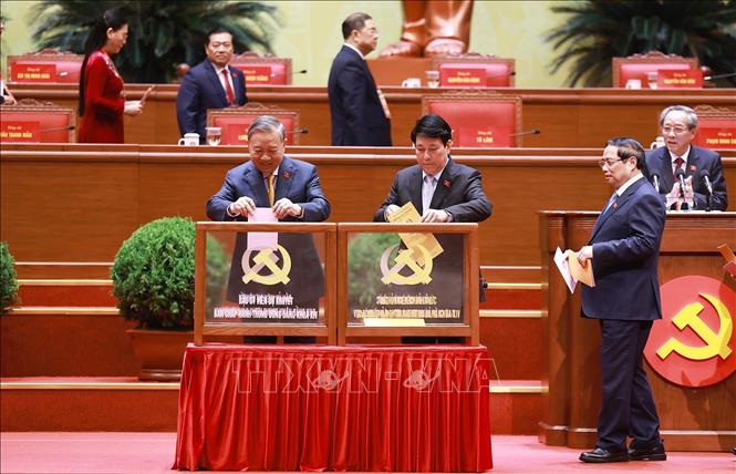 Tổng bí thư Tô Lâm cùng các đồng chí lãnh đạo Đảng, Nhà nước bỏ phiếu bầu Ban Chấp hành Trung ương Đảng khóa XIV. Ảnh: TTXVN

