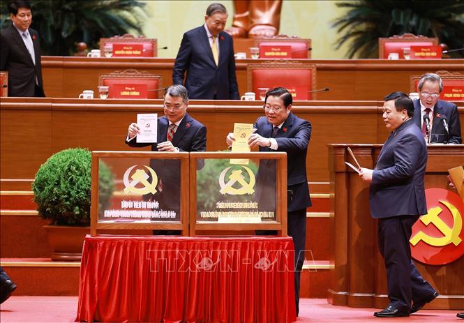 Các đồng chí lãnh đạo Đảng, Nhà nước bỏ phiếu bầu cử BCH Trung ương Đảng khóa XIV. Ảnh: TTXVN