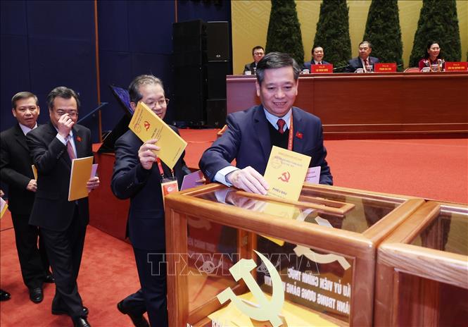 Các đại biểu bỏ phiếu bầu Ban Chấp hành Trung ương Đảng khóa XIV. Ảnh: TTXVN