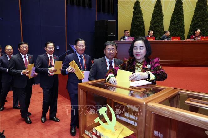 Các đại biểu bỏ phiếu bầu Ban Chấp hành Trung ương Đảng khóa XIV. Ảnh: TTXVN