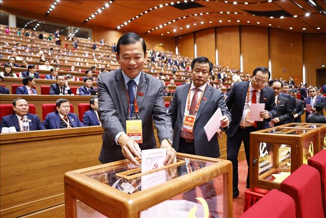 Các đại biểu bỏ phiếu bầu Ban Chấp hành Trung ương Đảng khóa XIV. Ảnh: TTXVN