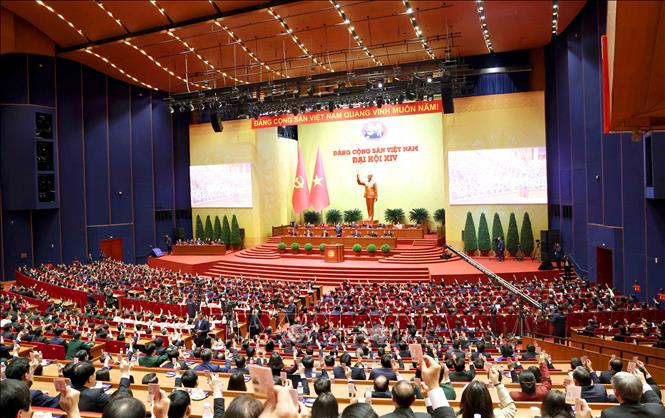 Đại hội biểu quyết thông qua danh sách bầu cử BCH Trung ương Đảng khóa XIV. Ảnh: TTXVN