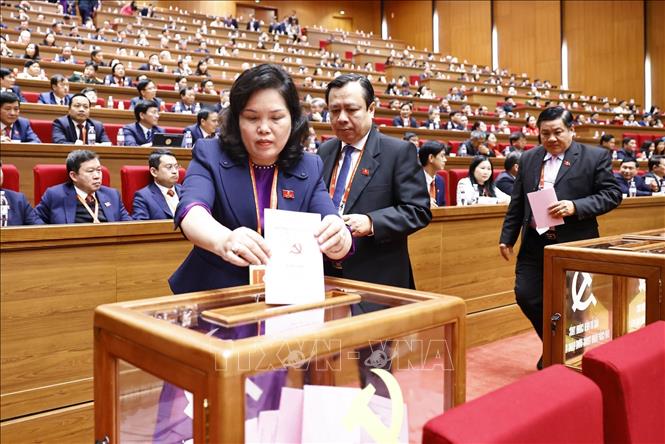 Các đại biểu bỏ phiếu bầu Ban Chấp hành Trung ương Đảng khóa XIV. Ảnh: TTXVN
