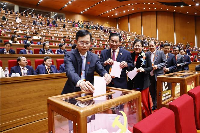 Các đại biểu bỏ phiếu bầu Ban Chấp hành Trung ương Đảng khóa XIV. Ảnh: TTXVN