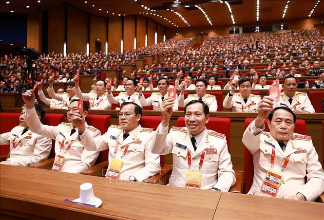 Đoàn đại biểu Đảng bộ Công an Trung ương biểu quyết thông qua danh sách bầu cử BCH Trung ương Đảng khóa XIV. Ảnh: TTXVN 
