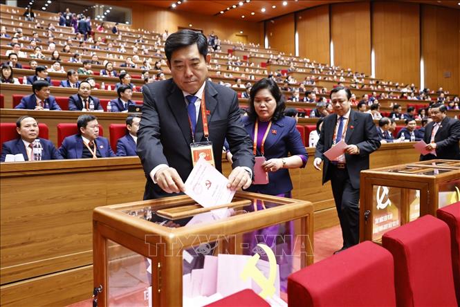 Các đại biểu bỏ phiếu bầu Ban Chấp hành Trung ương Đảng khóa XIV. Ảnh: TTXVN