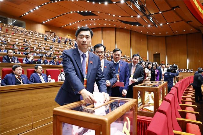 Các đại biểu bỏ phiếu bầu Ban Chấp hành Trung ương Đảng khóa XIV. Ảnh: TTXVN