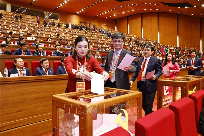Các đại biểu bỏ phiếu bầu Ban Chấp hành Trung ương Đảng khóa XIV. Ảnh: TTXVN