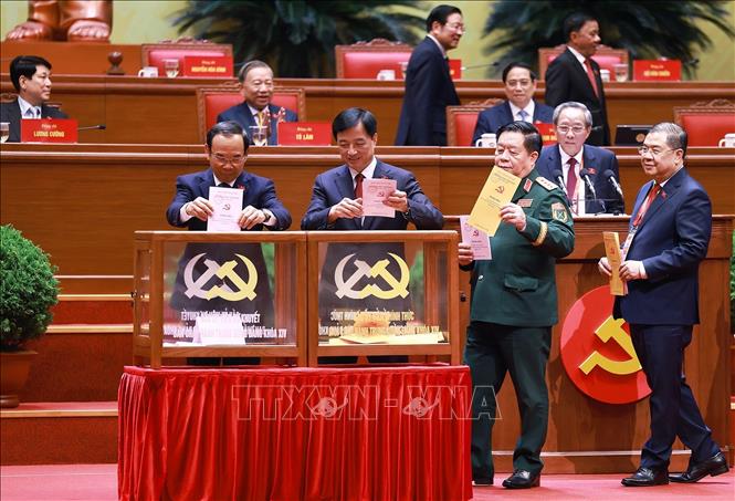 Các đồng chí lãnh đạo Đảng, Nhà nước bỏ phiếu bầu Ban Chấp hành Trung ương Đảng khóa XIV. Ảnh: TTXVN
