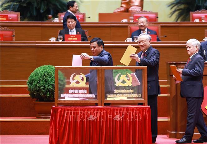 Các đồng chí lãnh đạo Đảng, Nhà nước bỏ phiếu bầu Ban Chấp hành Trung ương Đảng khóa XIV. Ảnh: TTXVN