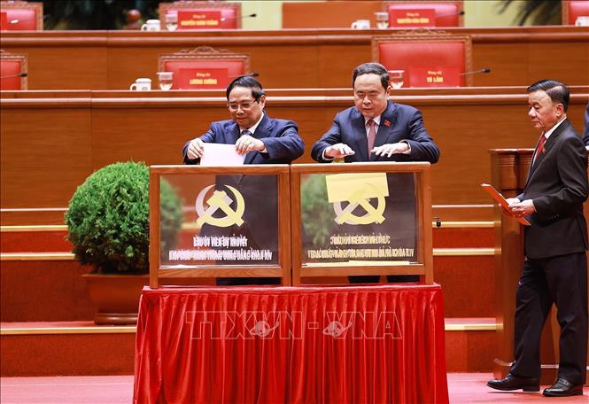 Các đồng chí lãnh đạo Đảng, Nhà nước bỏ phiếu bầu Ban Chấp hành Trung ương Đảng khóa XIV. Ảnh: TTXVN

