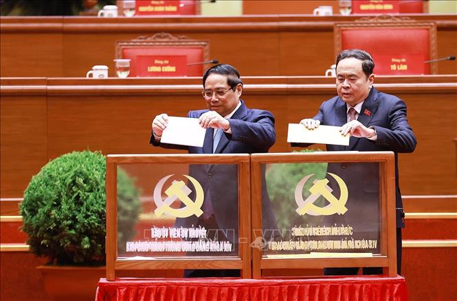 Các đồng chí lãnh đạo Đảng, Nhà nước bỏ phiếu bầu Ban Chấp hành Trung ương Đảng khóa XIV. Ảnh: TTXVN
