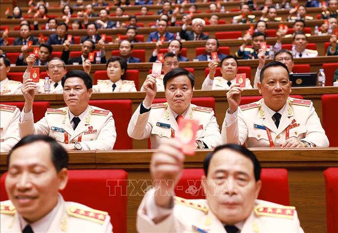 Các đại biểu Đảng bộ Công an Trung ương biểu quyết thông qua danh sách bầu cử Ban Chấp hành Trung ương Đảng khóa XIV. Ảnh: TTXVN