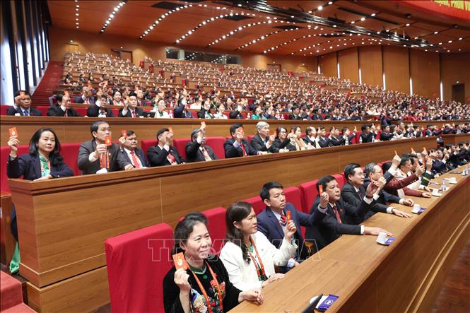 Đoàn đại biểu thành phố Cần Thơ biểu quyết thông qua danh sách bầu cử Ban Chấp hành Trung ương Đảng khoá XIV. Ảnh: TTXVN