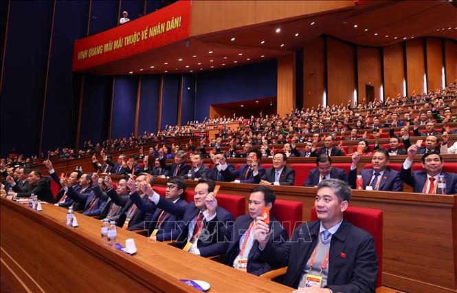 Các đại biểu quyết thông qua danh sách bầu cử Ban Chấp hành Trung ương Đảng khoá XIV. Ảnh: TTXVN