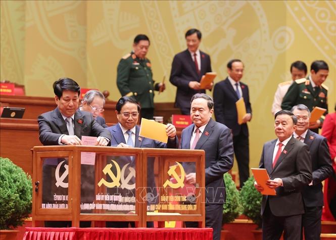 Lãnh đạo Đảng, Nhà nước bỏ phiếu bầu Ban Chấp hành Trung ương Đảng khoá XIV. Ảnh: TTXVN