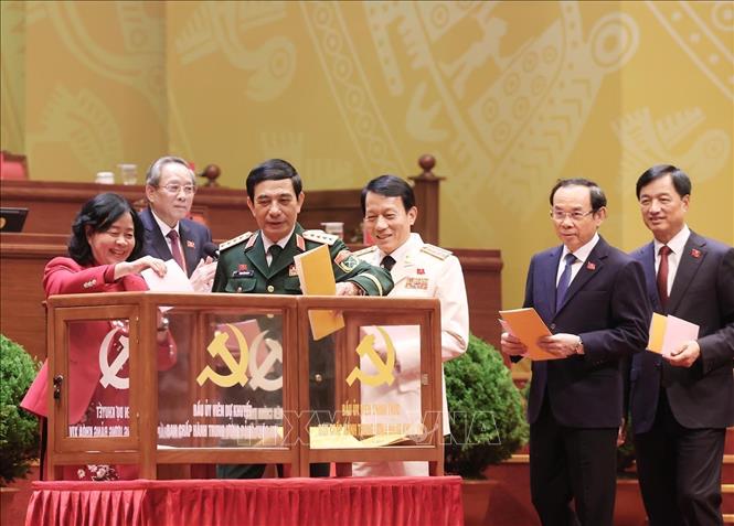 Lãnh đạo Đảng, Nhà nước bỏ phiếu bầu Ban Chấp hành Trung ương Đảng khoá XIV. Ảnh: TTXVN