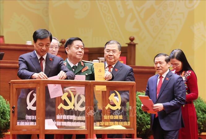 Lãnh đạo Đảng, Nhà nước bỏ phiếu bầu Ban Chấp hành Trung ương Đảng khoá XIV. Ảnh: TTXVN