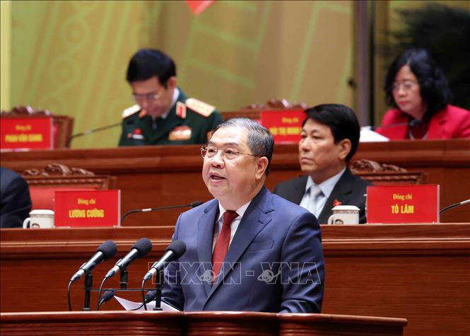 Đồng chí Phạm Gia Túc, Uỷ viên Trung ương Đảng, Chánh Văn phòng Trung ương Đảng thay mặt Đoàn Thư ký trình bày chương trình làm việc tại Đại hội. Ảnh: TTXVN