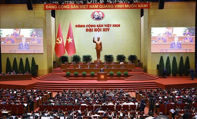 Đồng chí Lê Minh Hưng, Ủy viên Bộ Chính trị, Bí thư Trung ương Đảng, Trưởng Ban Tổ chức Trung ương thay mặt Đoàn Chủ tịch trình bày Báo cáo của BCH Trung ương Đảng khóa XIII về công tác nhân sự BCH Trung ương Đảng khóa XIV. Ảnh: TTXVN