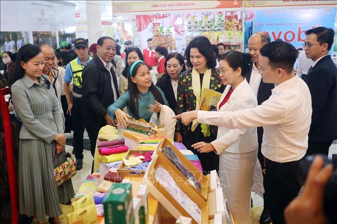 Đại biểu tham quan các gian hàng trưng bày tại hội chợ. Ảnh: Trần Lê Lâm - TTXVN