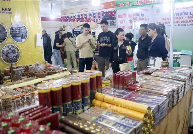 Người dân tham quan mua sắm tại hội chợ. Ảnh: Trần Lê Lâm - TTXVN