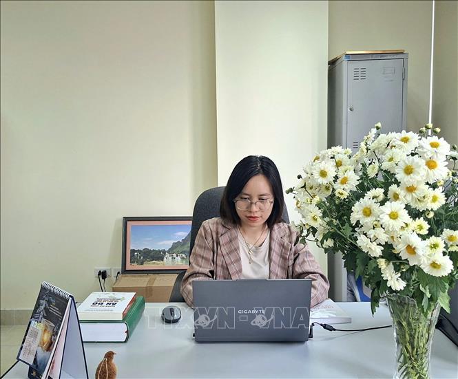 TS. Đoàn Thị Thu Hương, Viện Địa lý nhân văn và Phát triển bền vững (Viện Hàn lâm Khoa học xã hội Việt Nam) cho rằng, các văn kiện trình Đại hội XIV tiếp tục khẳng định vai trò của khoa học, công nghệ, đổi mới sáng tạo và chuyển đổi số trong quá trình phát triển đất nước, coi đây là những định hướng quan trọng nhằm thúc đẩy tăng trưởng. Ảnh: Diệu Thúy – TTXVN
