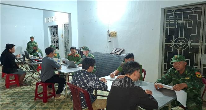 Lực lượng chức năng lấy lời khai các đối tượng có hành vi nhập cảnh trái phép. Ảnh: TTXVN phát