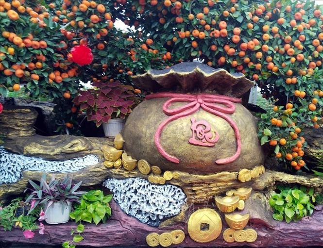 Tạo hình thỏi vàng, túi lộc kèm dưới phần bụng ngựa trong tác phẩm 