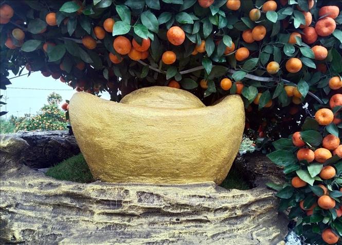 Tạo hình thỏi vàng, túi lộc kèm dưới phần bụng ngựa trong các tác phẩm mang chủ đề của năm Bính Ngọ như 