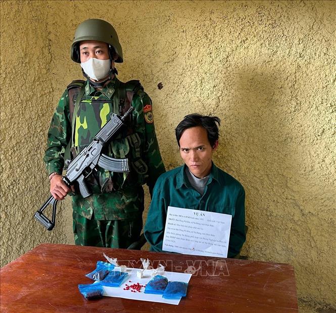 Đối tượng Mùa A Páo (sinh năm 1992) trú tại bản Púng Pá Kha, xã Nà Bủng, tỉnh Điện Biên, bị phát hiện, bắt giữ khi đang có hành vi mua bán trái phép chất ma túy. Ảnh: TTXVN phát