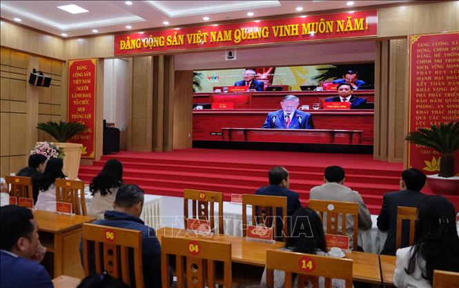 Cán bộ, đảng viên của phường Langbiang – Đà Lạt (Lâm Đồng) theo dõi trực tuyến Đại hội XIV của Đảng diễn ra trong những ngày qua. Ảnh: Nguyễn Dũng – TTXVN 