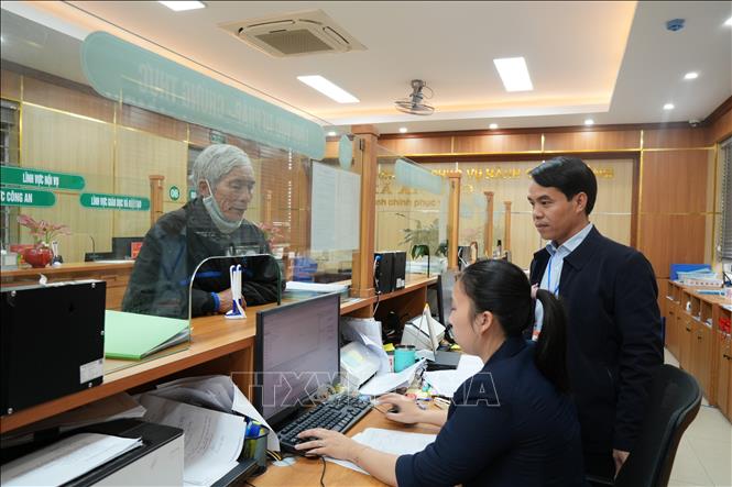 Cán bộ làm việc tại Trung tâm phục vụ hành chính công xã An Lão. Ảnh: Tiến Vĩnh –TTXVN