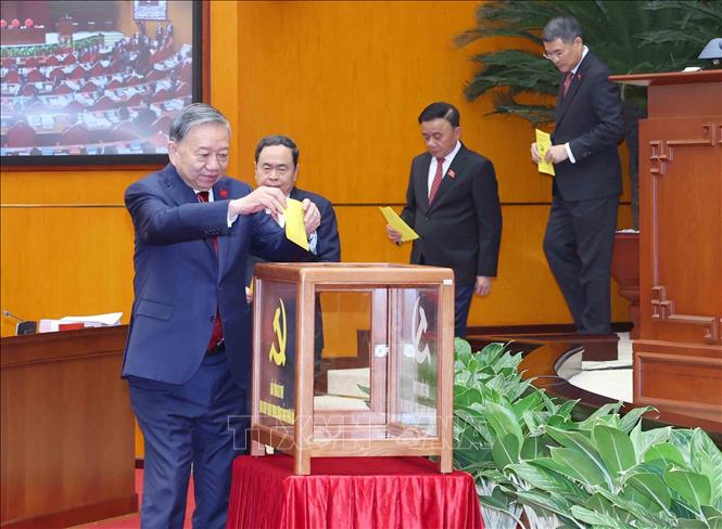 Các đại biểu bỏ phiếu bầu Tổng Bí thư. Ảnh: TTXVN