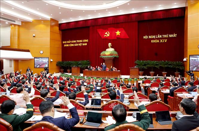 Các đồng chí Uỷ viên Trung ương biểu quyết thông qua danh sách bầu Bộ Chính trị khoá XIV. Ảnh TTXVN
