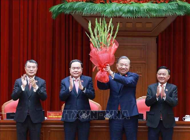 Ban Chấp hành Trung ương Đảng khoá XIV đã thống nhất tuyệt đối bầu đồng chí Tô Lâm, Tổng Bí thư Ban Chấp hành Trung ương Đảng khoá XIII tiếp tục giữ chức Tổng Bí thư Ban Chấp hành Trung ương Đảng khoá XIV. Ảnh: TTXVN