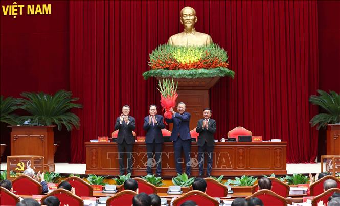 Ban Chấp hành Trung ương Đảng khoá XIV đã thống nhất tuyệt đối bầu đồng chí Tô Lâm, Tổng Bí thư Ban Chấp hành Trung ương Đảng khoá XIII tiếp tục giữ chức Tổng Bí thư Ban Chấp hành Trung ương Đảng khoá XIV. Ảnh: TTXVN
