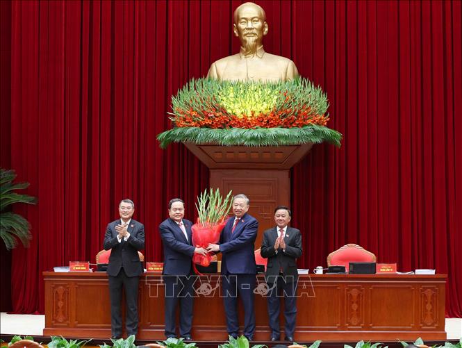 Ban Chấp hành Trung ương Đảng khoá XIV thống nhất tuyệt đối bầu đồng chí Tô Lâm, Tổng Bí thư Ban Chấp hành Trung ương Đảng khoá XIII tiếp tục giữ chức Tổng Bí thư Ban Chấp hành Trung ương Đảng khoá XIV. Ảnh: TTXVN