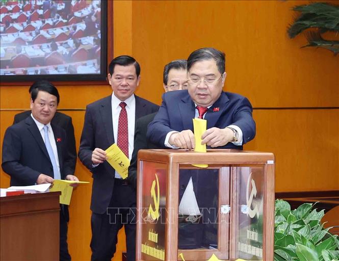 Các đại biểu bỏ phiếu bầu Tổng Bí thư. Ảnh: TTXVN