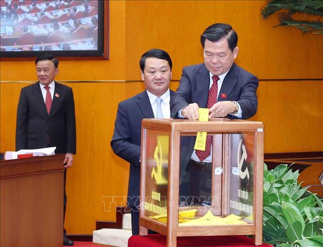 Các đại biểu bỏ phiếu bầu Tổng Bí thư Ban Chấp hành Trung ương Đảng khóa XIV. Ảnh: TTXVN