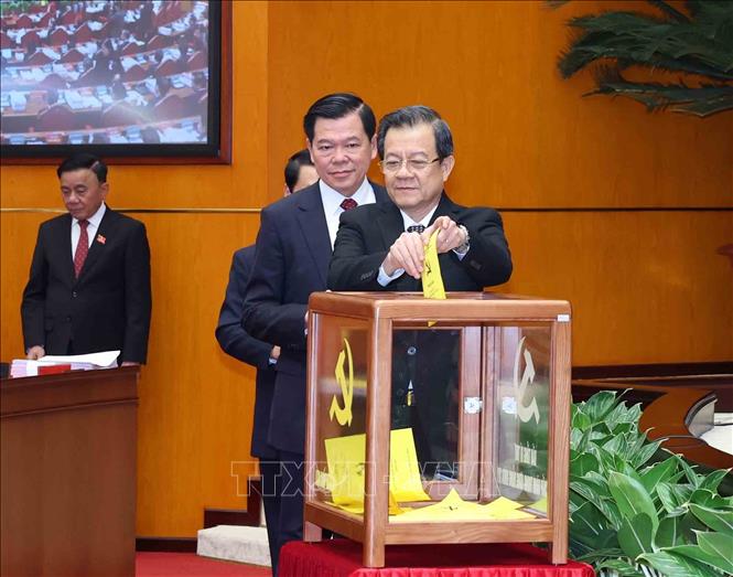 Các đại biểu bỏ phiếu bầu Tổng Bí thư Ban Chấp hành Trung ương Đảng khóa XIV. Ảnh: TTXVN