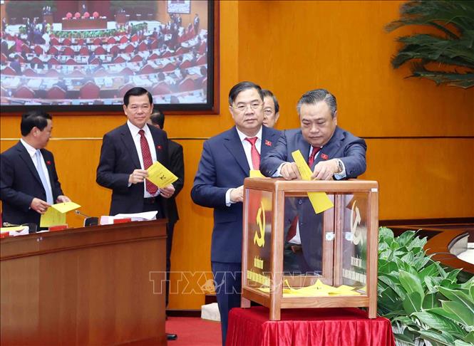 Các đại biểu bỏ phiếu bầu Tổng Bí thư. Ảnh: TTXVN