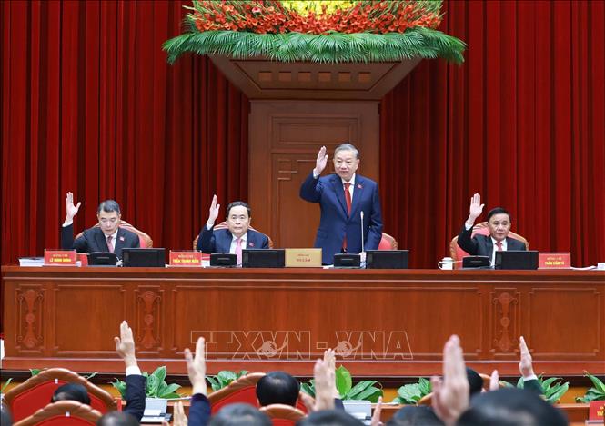 Tổng Bí thư Tô Lâm cùng các đồng chí Ủy viên Bộ Chính trị biểu quyết tại Hội nghị. Ảnh: TTXVN