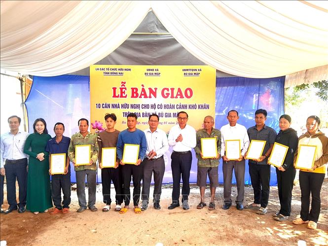 Lễ bàn giao giấy chứng nhận căn nhà hữu nghị cho hộ có hoàn cảnh khó khăn. Ảnh: K GỬIH-TTXVN 