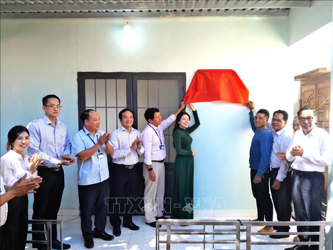 Nghi thức lễ bàn giao căn nhà hữu nghị cho hộ có hoàn cảnh khó khăn. Ảnh: K GỬIH-TTXVN 