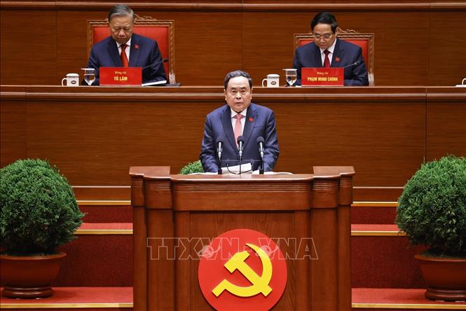 Đồng chí Trần Thanh Mẫn thay mặt Đoàn Chủ tịch báo cáo kết quả bầu Bộ Chính trị, Tổng Bí thư, Ban Bí thư, Ủy ban Kiểm tra Trung ương, Chủ nhiệm Ủy ban Kiểm tra Trung ương khóa XIV. Ảnh: TTXVN