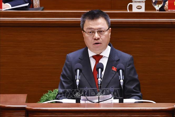 Đồng chí Lê Quốc Minh, Ủy viên Đoàn Thư ký đọc danh sách các chính đảng, tổ chức và bạn bè quốc tế gửi thư, điện chúc mừng Đại hội XIV của Đảng. Ảnh: TTXVN