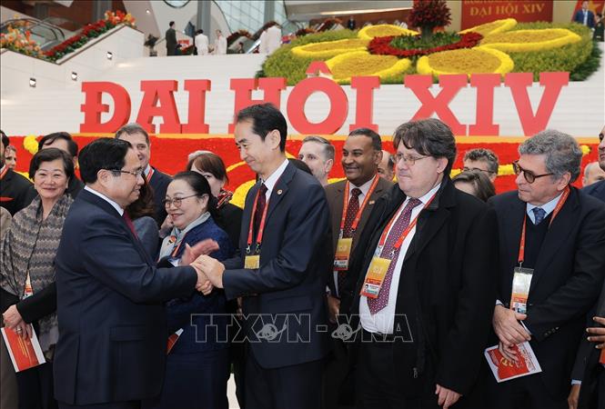 Thủ tướng Phạm Minh Chính với các đại biểu quốc tế tới dự phiên bế mạc Đại hội XIV của Đảng. Ảnh: TTXVN