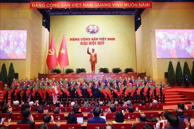 Tổng Bí thư Tô Lâm cùng các đồng chí lãnh đạo chủ chốt tri ân các đồng chí Ủy viên Ban Chấp hành Trung ương Đảng khóa XIII không tái cử. Ảnh: TTXVN