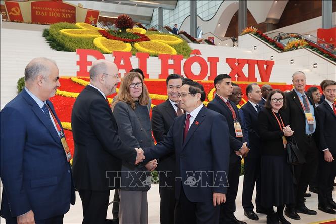 Thủ tướng Phạm Minh Chính với các đại biểu quốc tế dự phiên bế mạc Đại hội XIV của Đảng. Ảnh: TTXVN